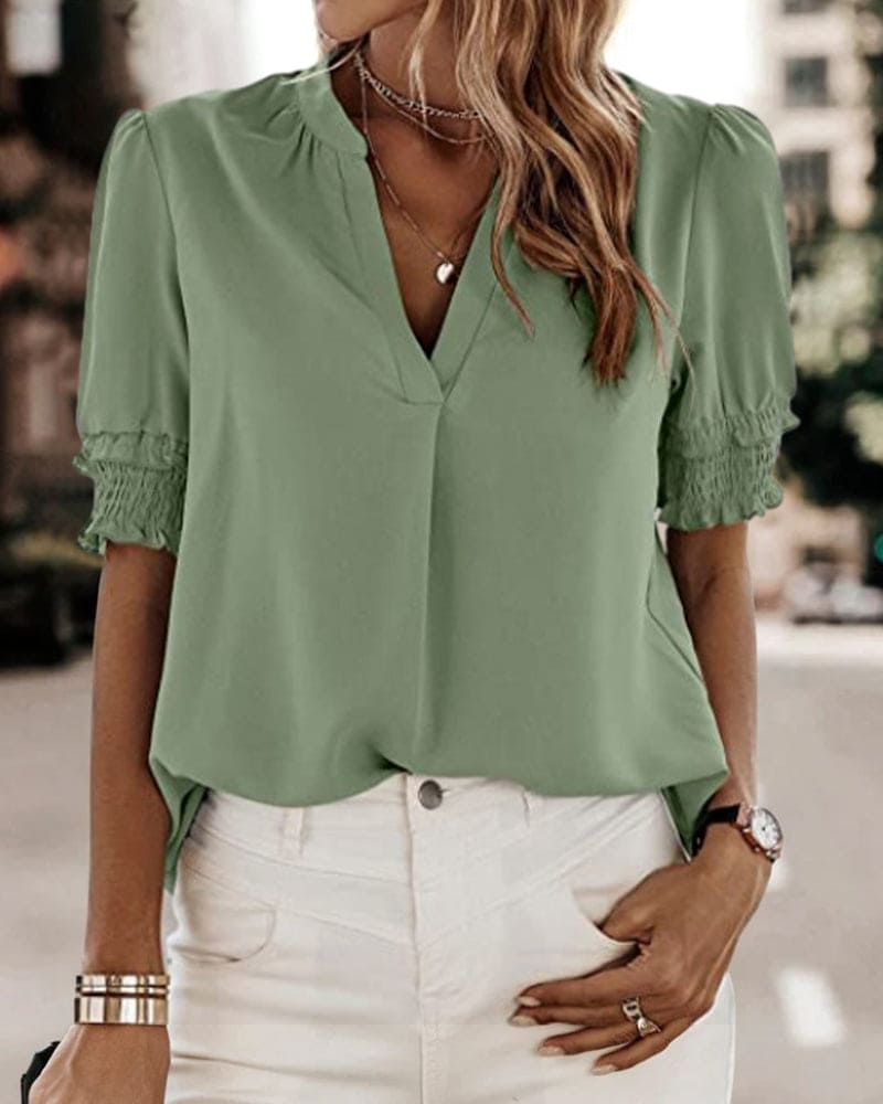 Levoire | Chic Top À Manches Courtes Bouffantes Avec Col En V Dans Un Style Classique Vert