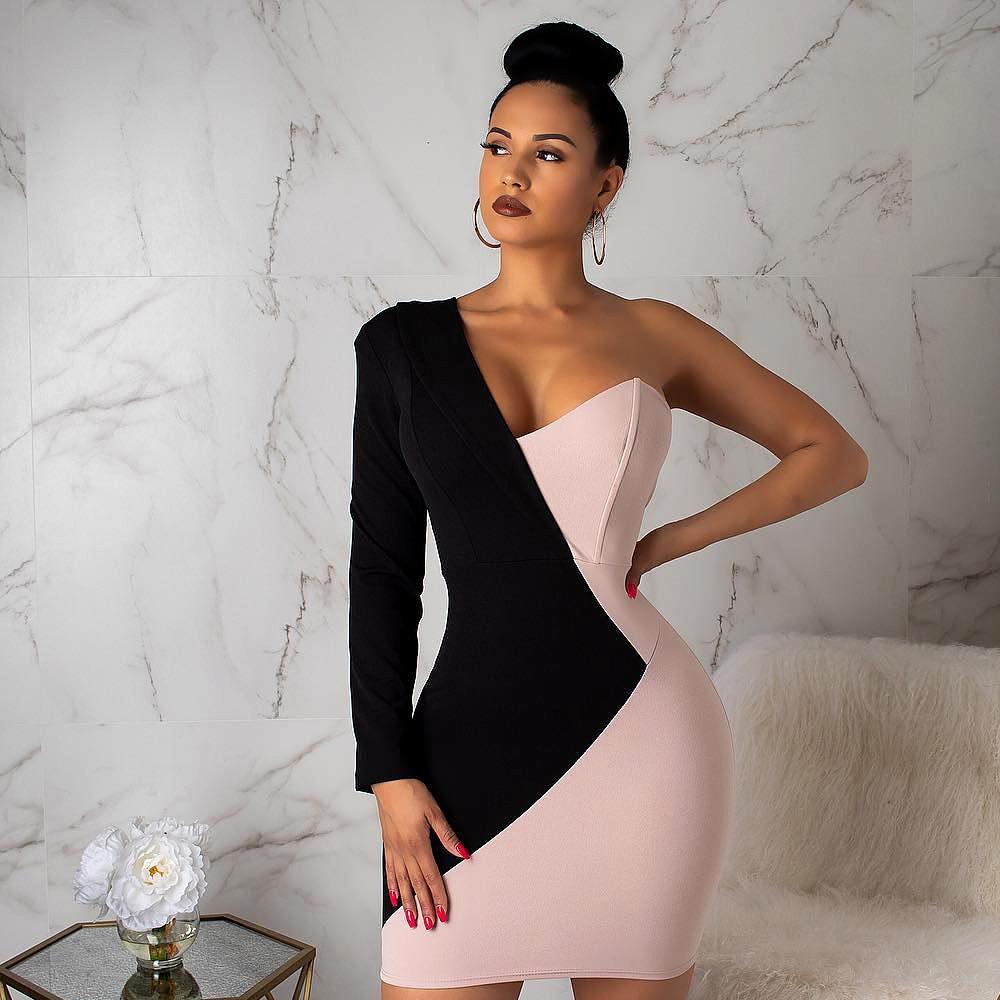 Levoire | robe courte ajustée épaule dénudée design asymétrique à manches longues NOIR ROSE