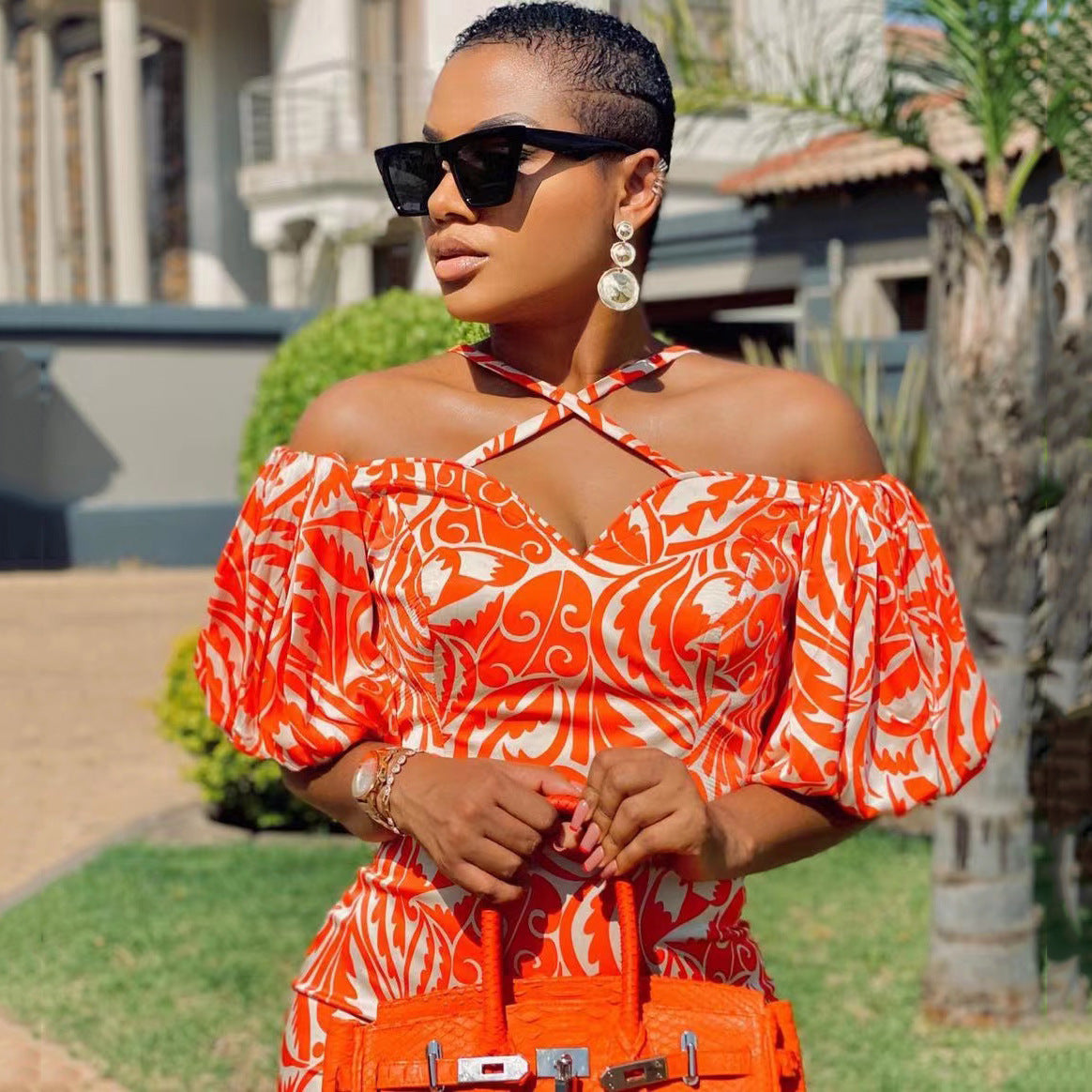 Levoire | Élégant Halter-decolleté Maxi-Robe à Manches Off-Shoulder V Orange et Blanc