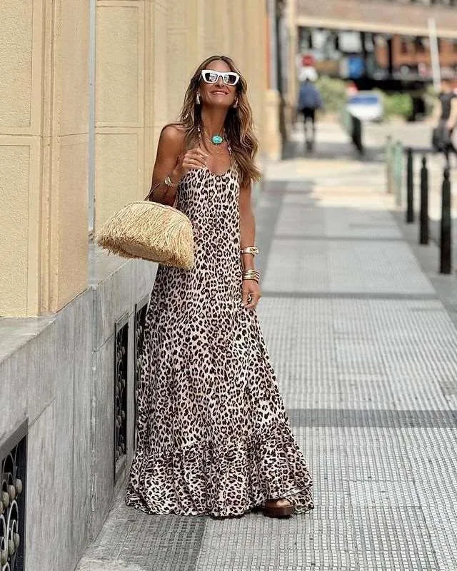 Levoire | Robe à bretelles sans dos et décolleté en V avec un motif léopard. Couleur de l'image