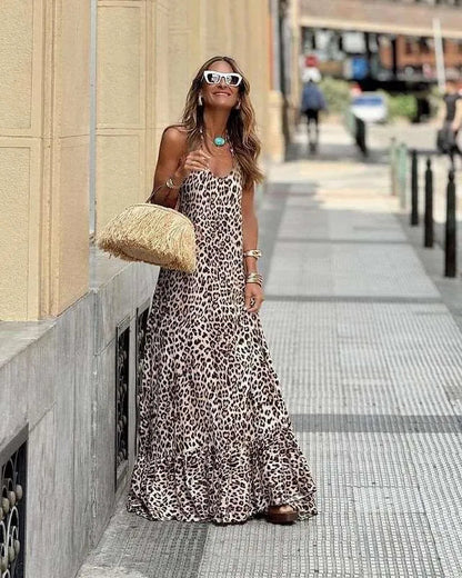 Levoire | Robe à bretelles sans dos et décolleté en V avec un motif léopard. Couleur de l'image