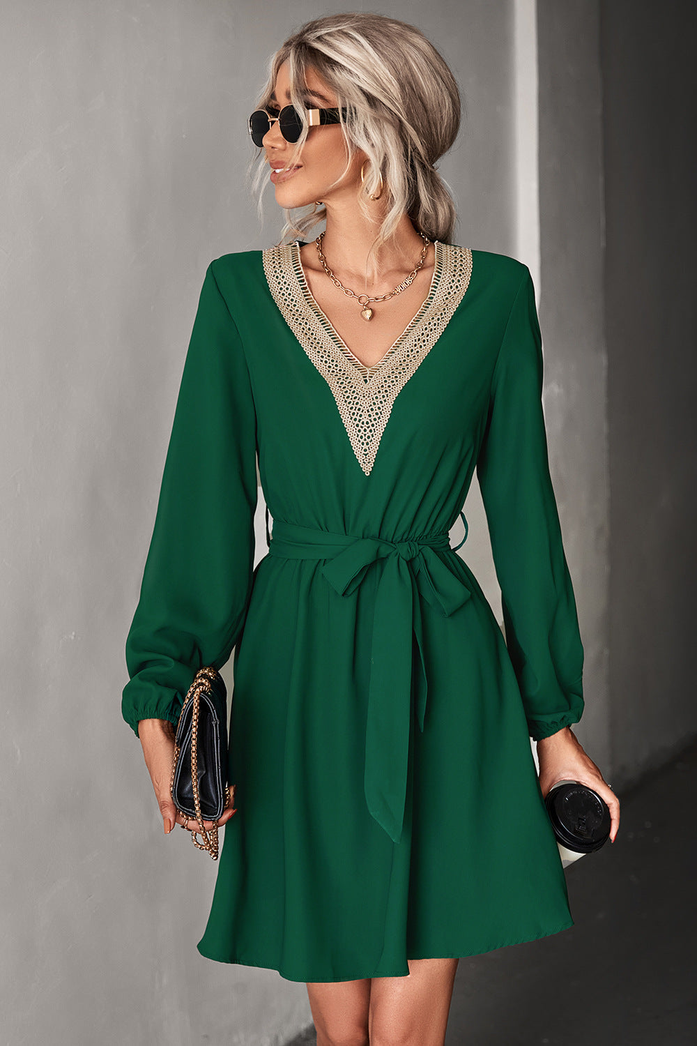 Levoire | Robe Midi Ajustée Avec Décolleté En V Brodé Vert