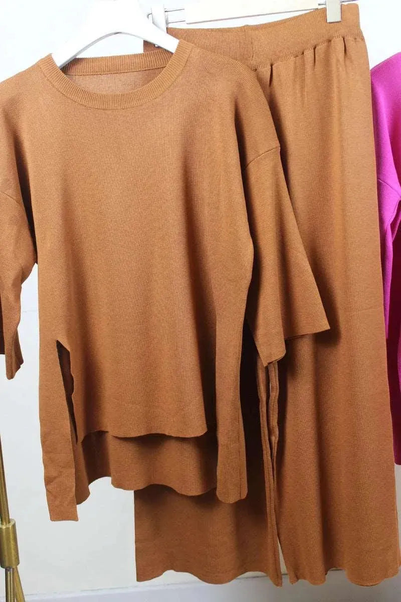 Levoire | Dans la robe pour femmes à taille haute et à deux pièces, il y a un tricot en soie, une fente et un col rond. Maa Taille moyenne