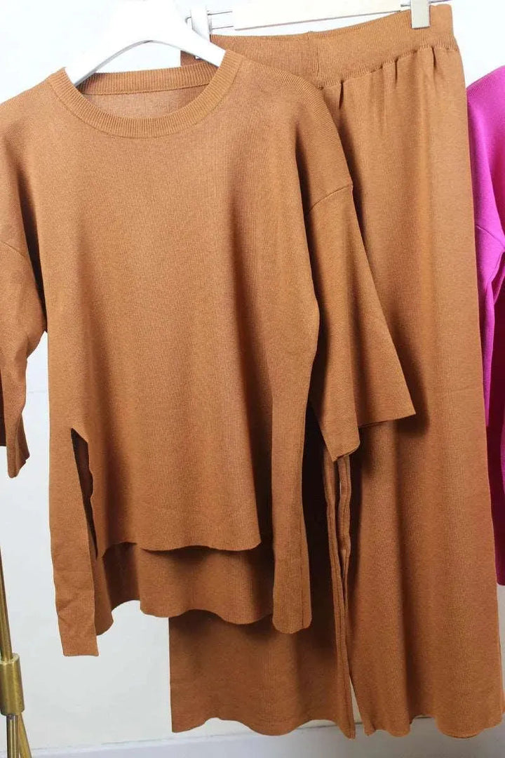 Levoire | Dans la robe pour femmes à taille haute et à deux pièces, il y a un tricot en soie, une fente et un col rond. Maa Taille moyenne
