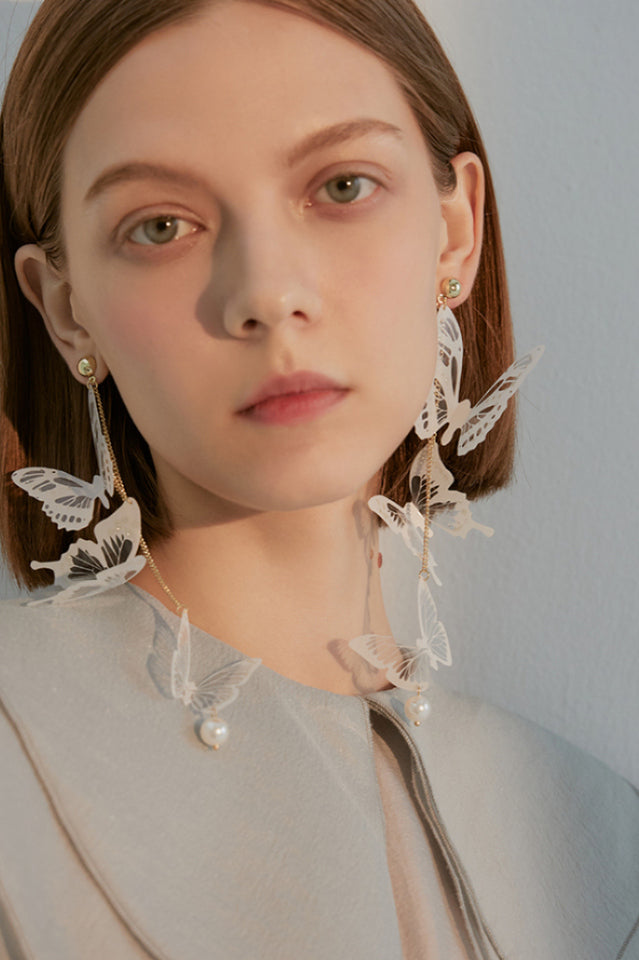 Levoire | Boucles D'Oreilles Longues Avec Un Pendentif En Forme De Papillon Blanc