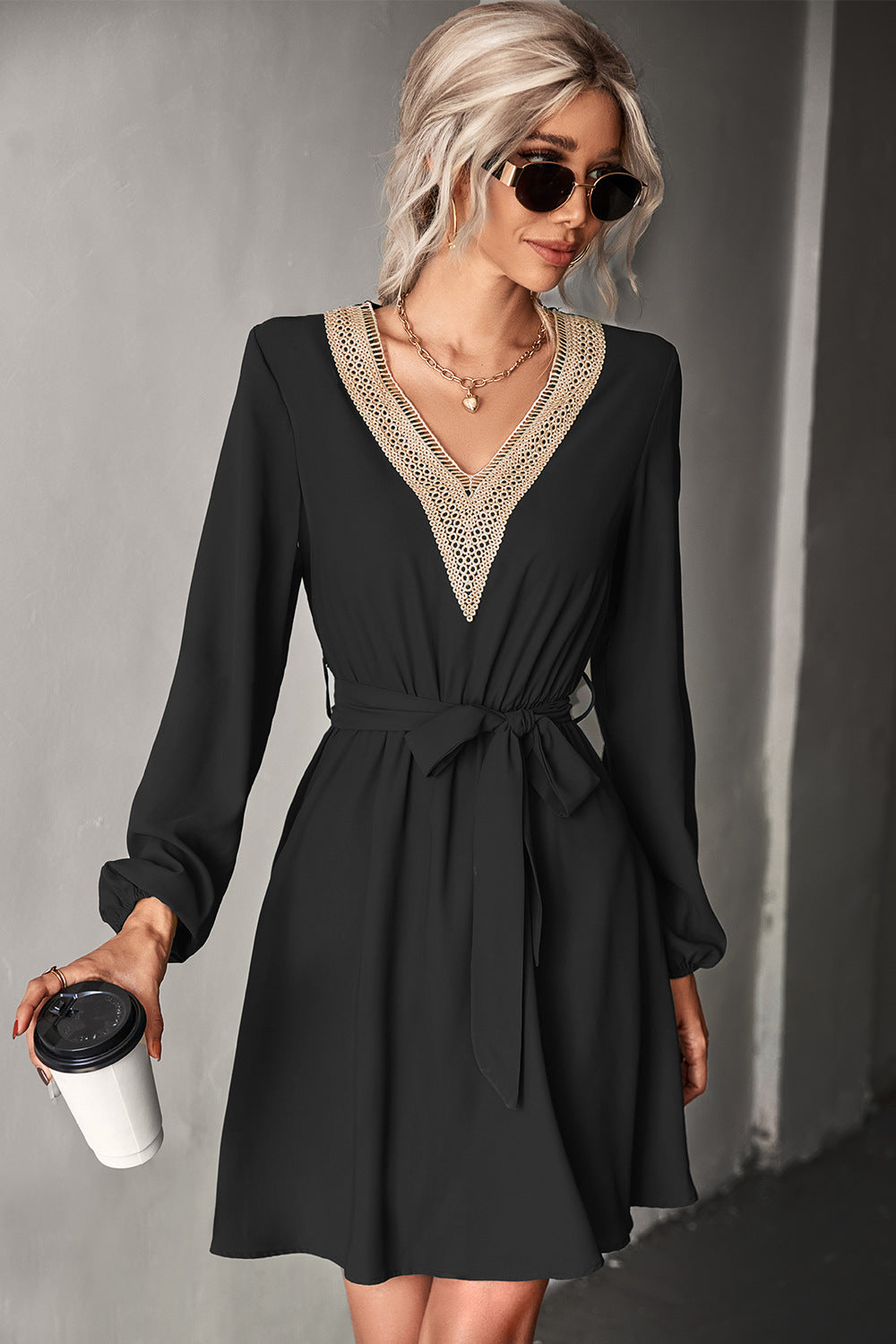 Levoire | Robe Midi Ajustée Avec Décolleté En V Brodé Noir