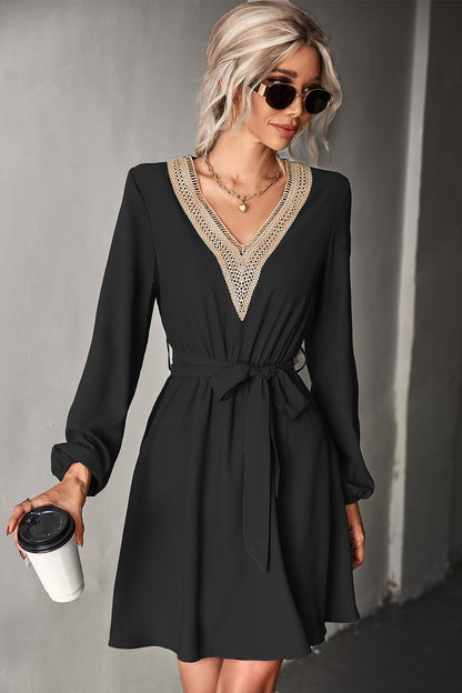 Levoire | Robe Midi Ajustée Avec Décolleté En V Brodé Noir