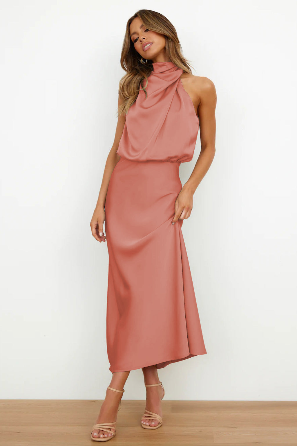 Levoire | Robe longue en satin avec décolleté américain Saumon