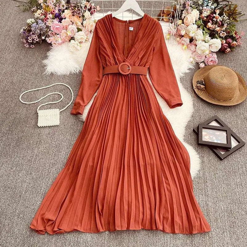 Levoire | Robe plissée large avec décolleté en V Il semble rouge Une taille