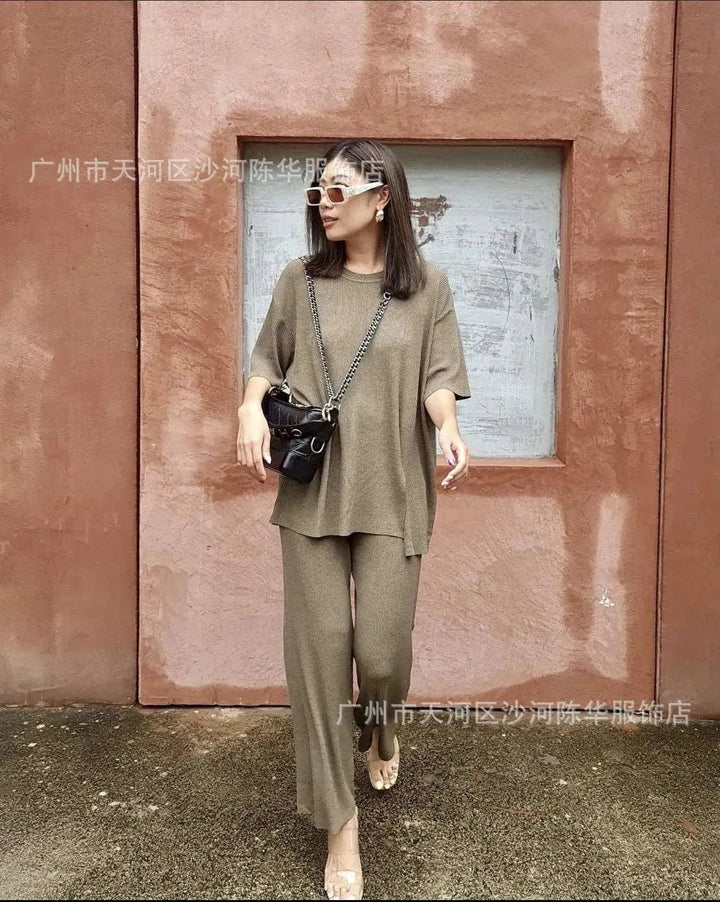 Levoire | Dans la robe pour femmes à taille haute et à deux pièces, il y a un tricot en soie, une fente et un col rond. Gris Vert Taille moyenne
