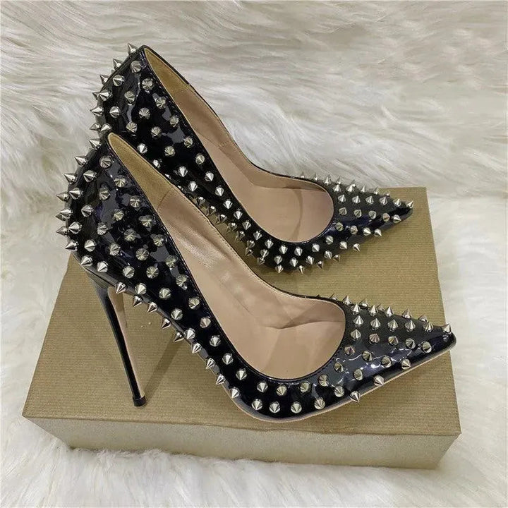 Levoire | Décolleté avec des rivets et des talons aiguilles