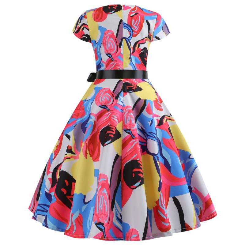 Robe évasée pour femmes avec un design floral vibrant et une ceinture élégante.