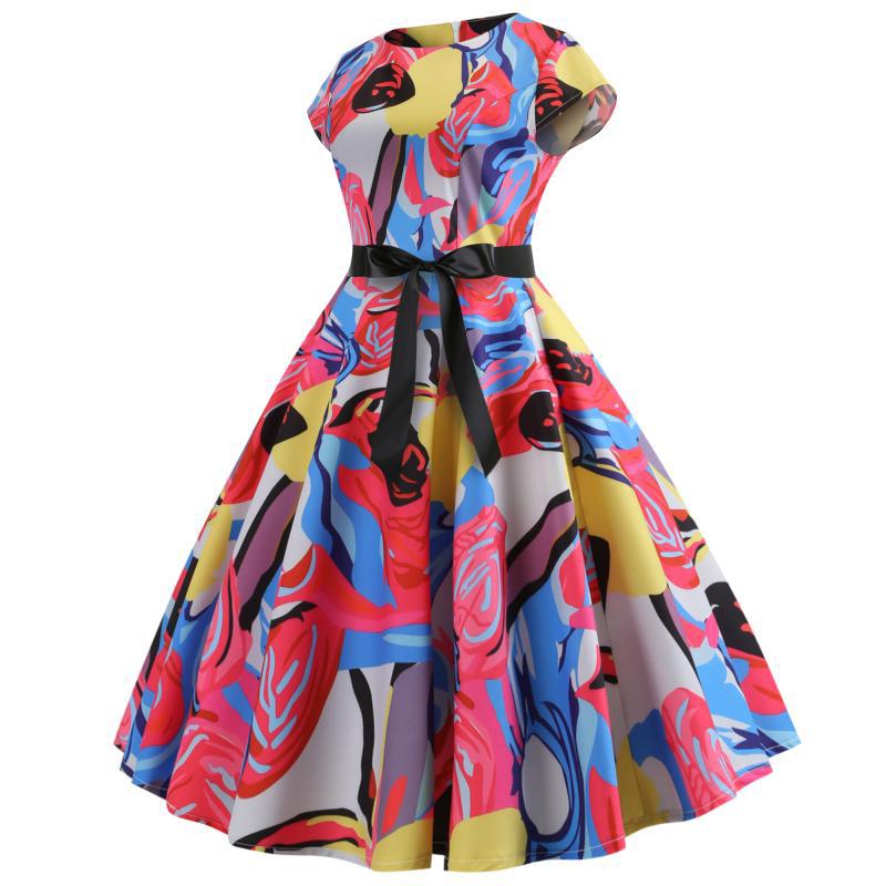 Robe évasée pour femmes avec un design floral vibrant et une ceinture élégante.