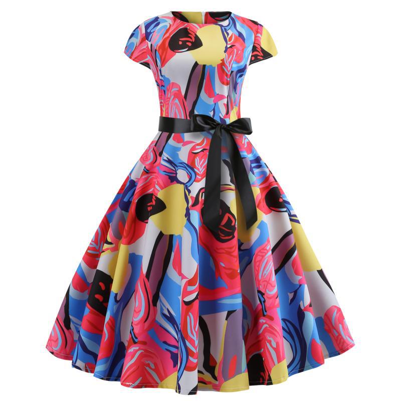 Robe évasée pour femmes avec un design floral vibrant et une ceinture élégante.