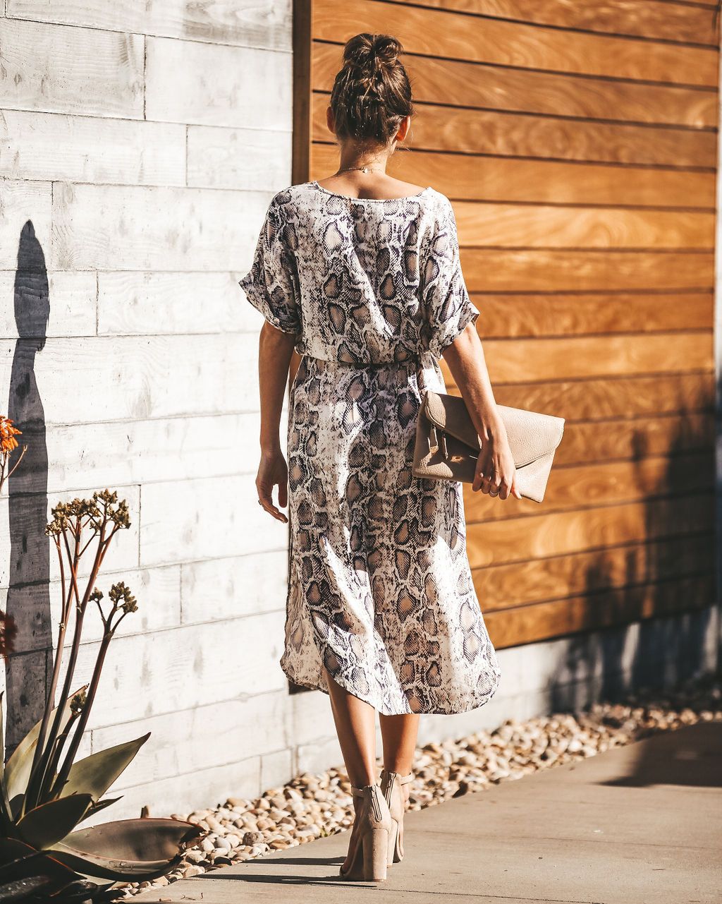 Robe midi pour femmes avec imprimés serpent et taille élastique ajustée Levoire