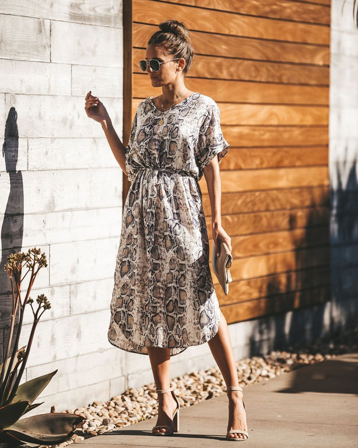 Robe midi pour femmes avec imprimés serpent et taille élastique ajustée Levoire