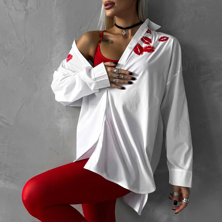 Levoire | Chemise blanche avec des lèvres rouges