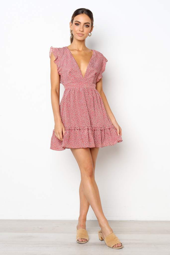 Robe d'été mini pour femmes avec des détails de volants volumineux et un décolleté en V profond Levoire