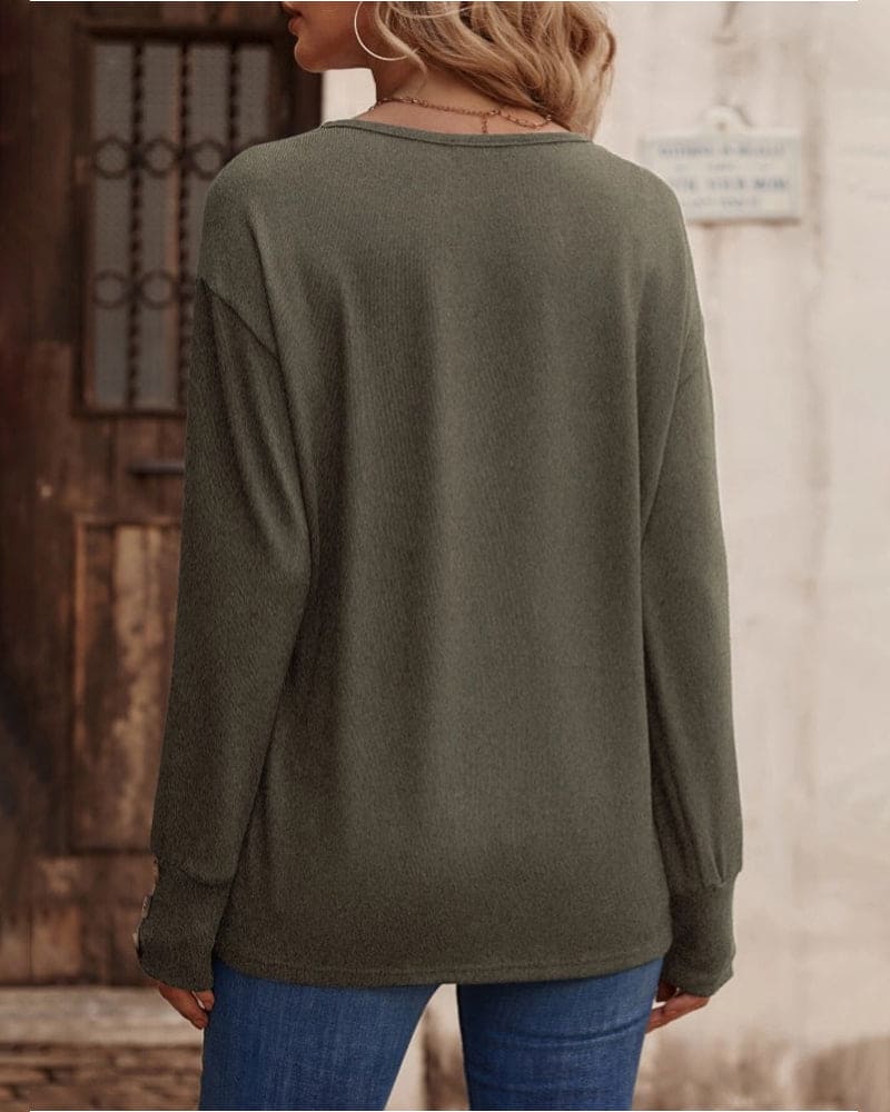 Levoire | Une Blouse À Manches Longues Et Un Col En V
