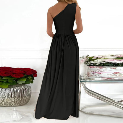 Levoire | Robe Asymetrique Avec Une Fente Et Une Coupe Elegante