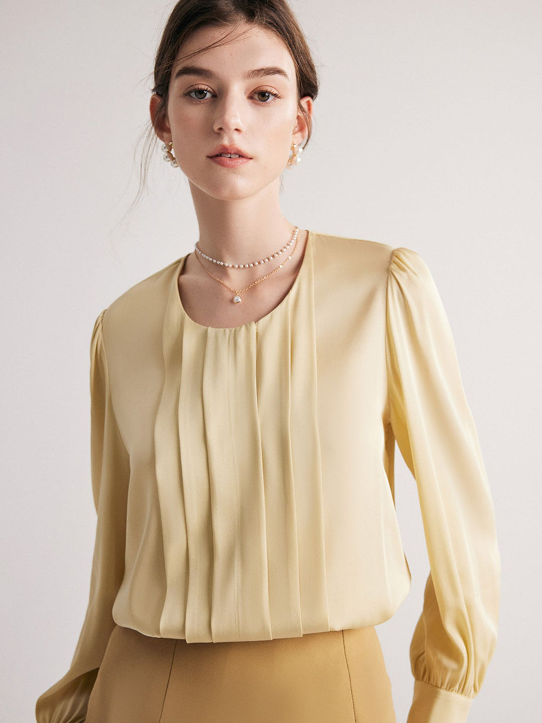 Blouse en Soie Col Rond avec Volants sur le Buste Champagne