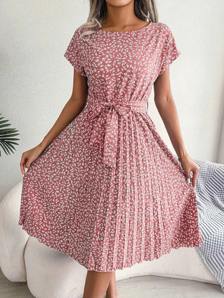 Levoire | Robe de soirée avec une large décoration florale et des manches courtes pour femmes