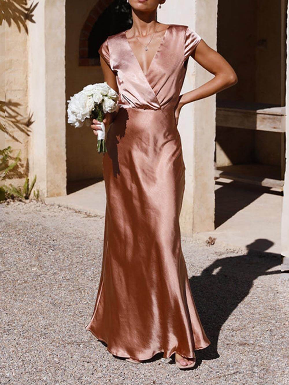 Levoire | Robe Maxi À Traîne Satinée Avec Décolleté En V Pour Femmes Rosa