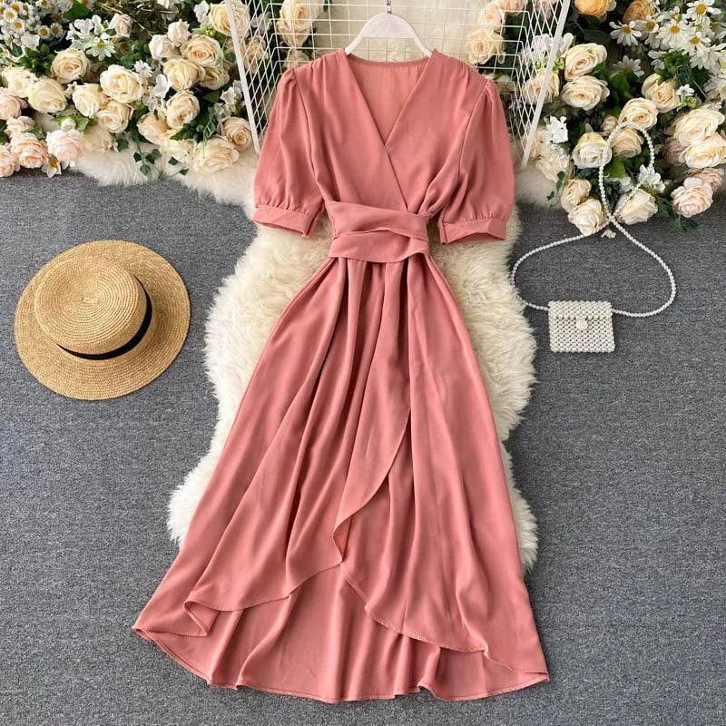 Levoire | Robe avec un volant en dentelle irrégulier et des manches courtes Rosa