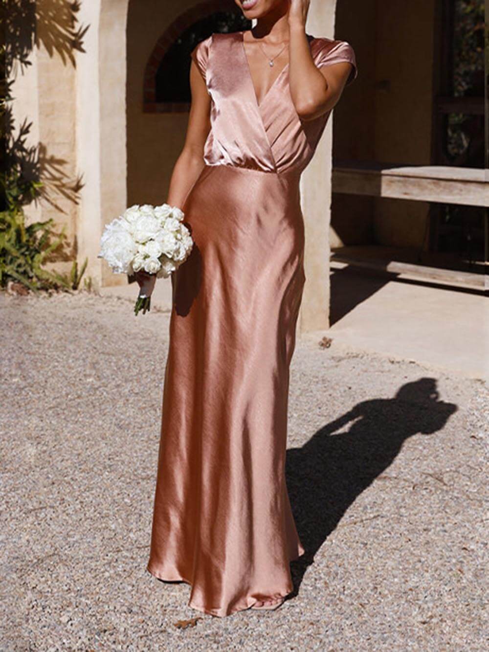 Levoire | Robe Maxi À Traîne Satinée Avec Décolleté En V Pour Femmes