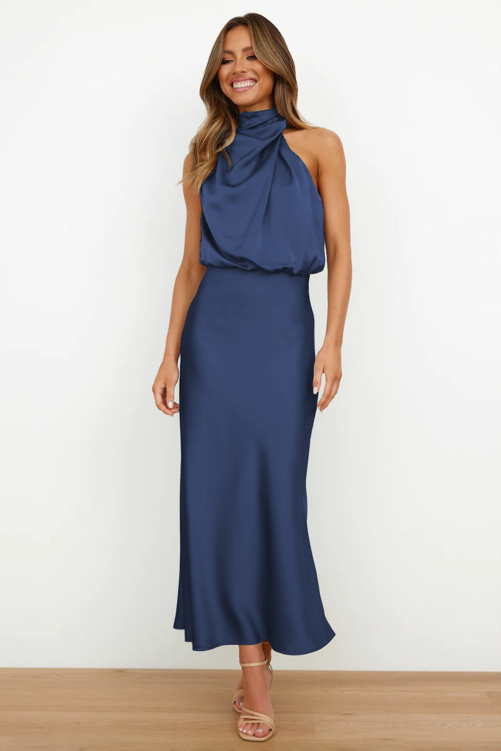 Levoire | Robe longue en satin avec décolleté américain Bleu marine