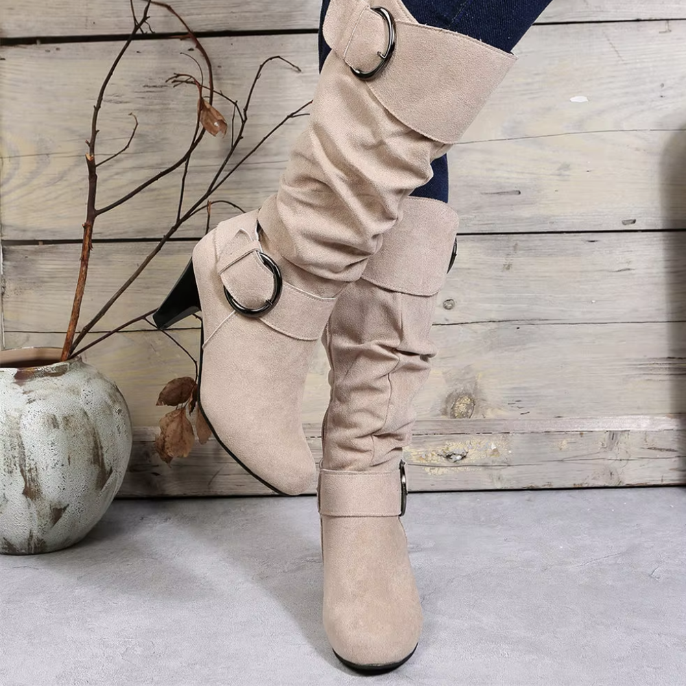 Levoire | Bottes Hautes Femme à Talon, Détail Clouté, Aspect Cuir Écrasé Beige