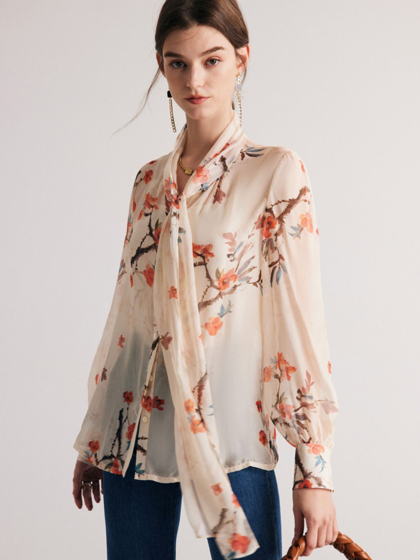 Blouse en Soie Fleurie avec Col Nœud et Manches Bouffantes