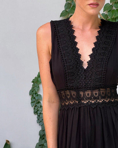 Levoire | Élégant Robe Midi À Décolleté En V Noir