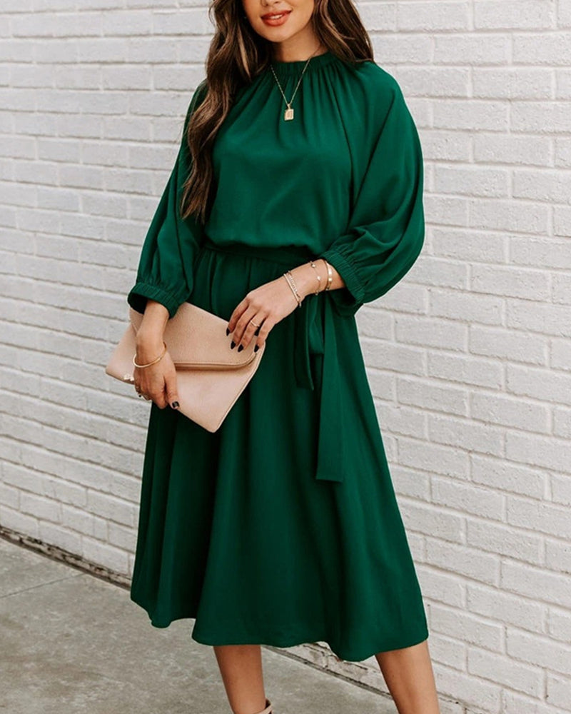 Levoire | Élégante Robe Midi Avec Encolure Ronde Et Ceinture Dans Un Style Luxueux Vert