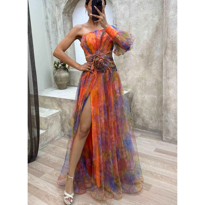 Levoire | Robe de soirée longue avec un modèle dénudé sur les épaules et une fente. Orange