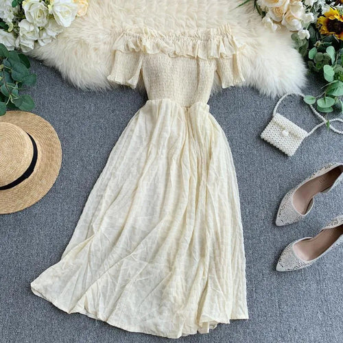 Levoire | Robe avec une taille plissée et des manches courtes sur les épaules nues