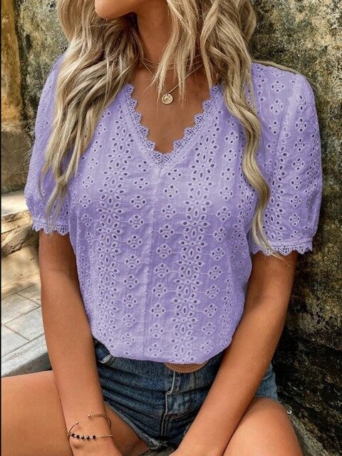 Levoire | Shirt Féminin Léger Avec Design En Dentelle Et Décolleté En V Lila