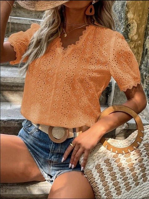 Levoire | Shirt Féminin Léger Avec Design En Dentelle Et Décolleté En V Orange