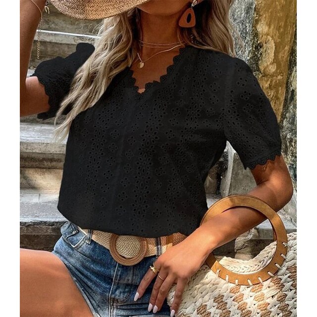 Levoire | Shirt Féminin Léger Avec Design En Dentelle Et Décolleté En V Noir