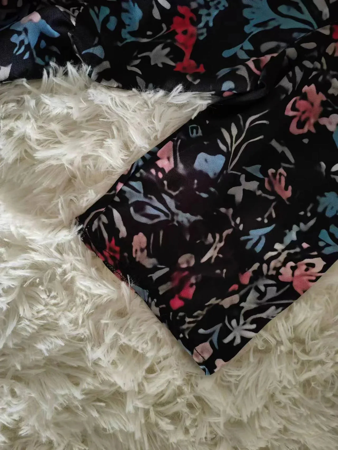 Levoire | Élégante Robe Mi-Longue Avec Décolleté En V Et Manches Trois-Quarts