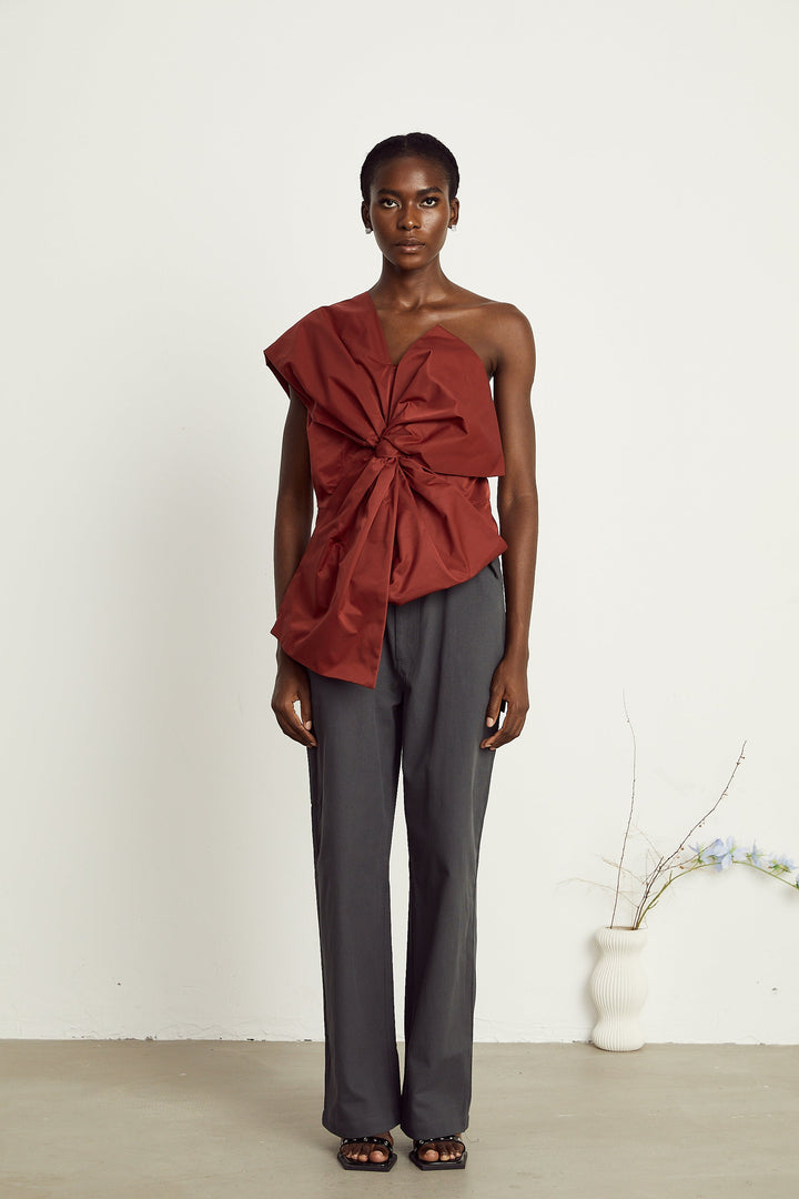 Levoire | Détail De Nœud Rouge Haut Asymétrique