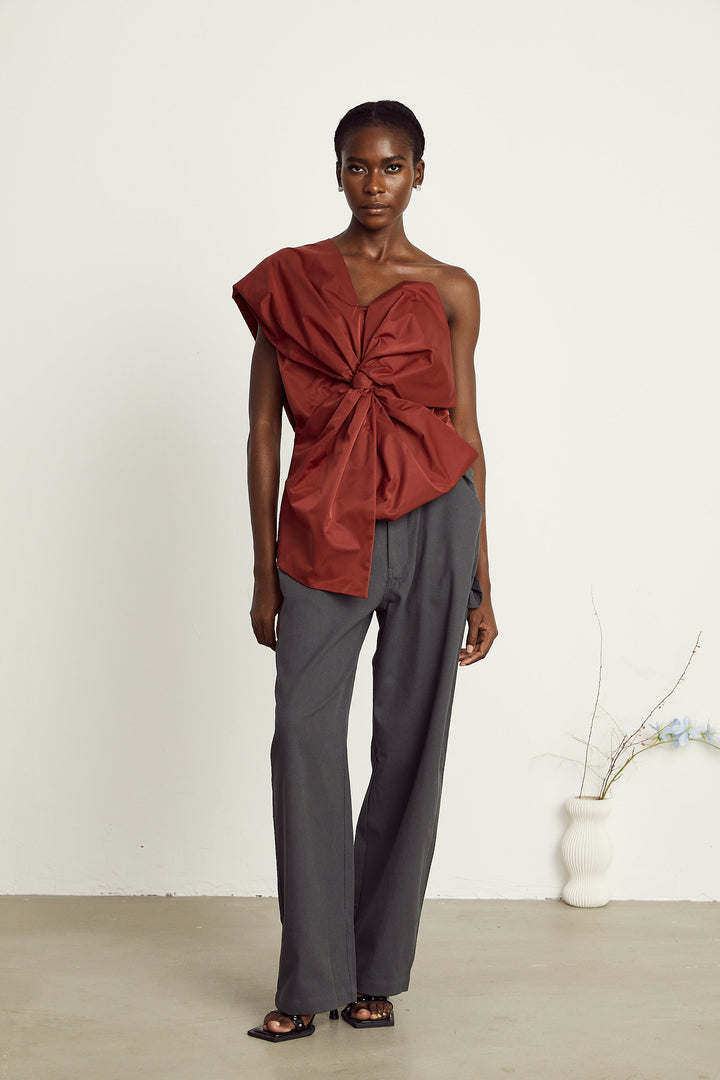 Levoire | Détail De Nœud Rouge Haut Asymétrique