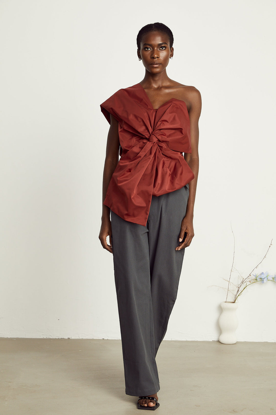 Levoire | Détail De Nœud Rouge Haut Asymétrique