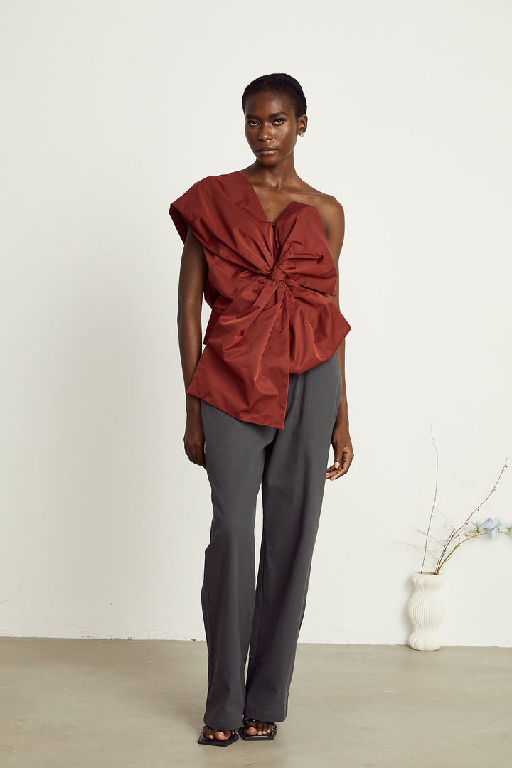 Levoire | Détail De Nœud Rouge Haut Asymétrique