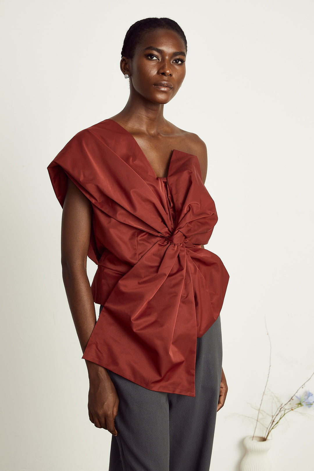 Levoire | Détail De Nœud Rouge Haut Asymétrique