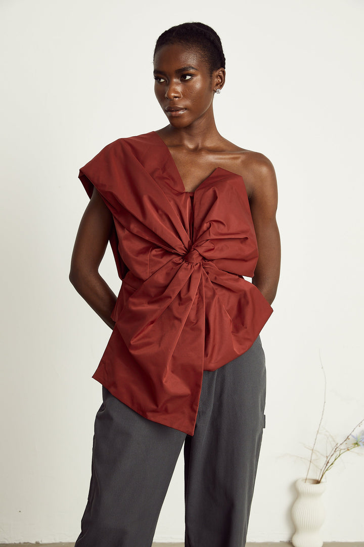 Levoire | Détail De Nœud Rouge Haut Asymétrique