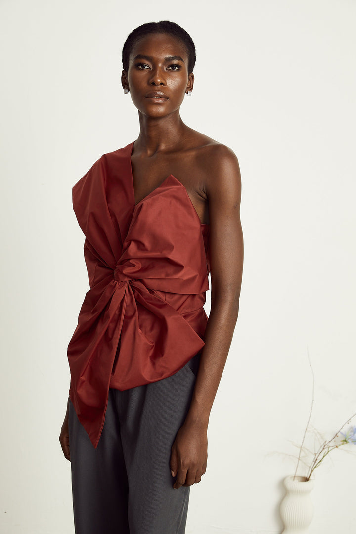 Levoire | Détail De Nœud Rouge Haut Asymétrique