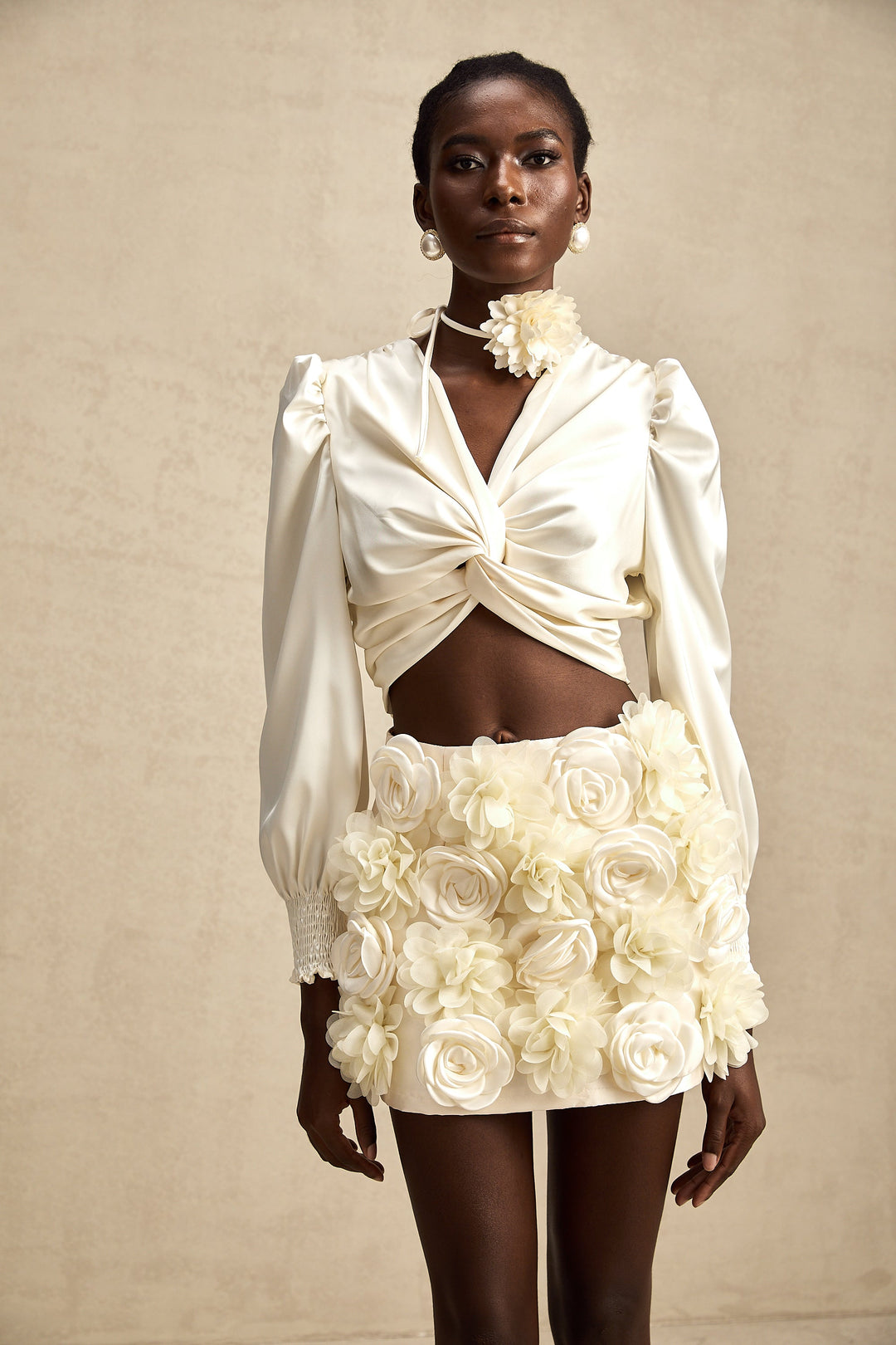Levoire | Blanc Faux Fleurs Torsadé Crop Top