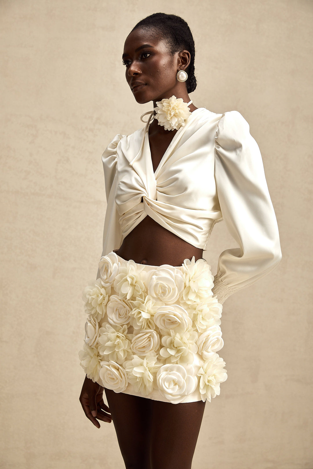 Levoire | Blanc Faux Fleur Twist Top Court