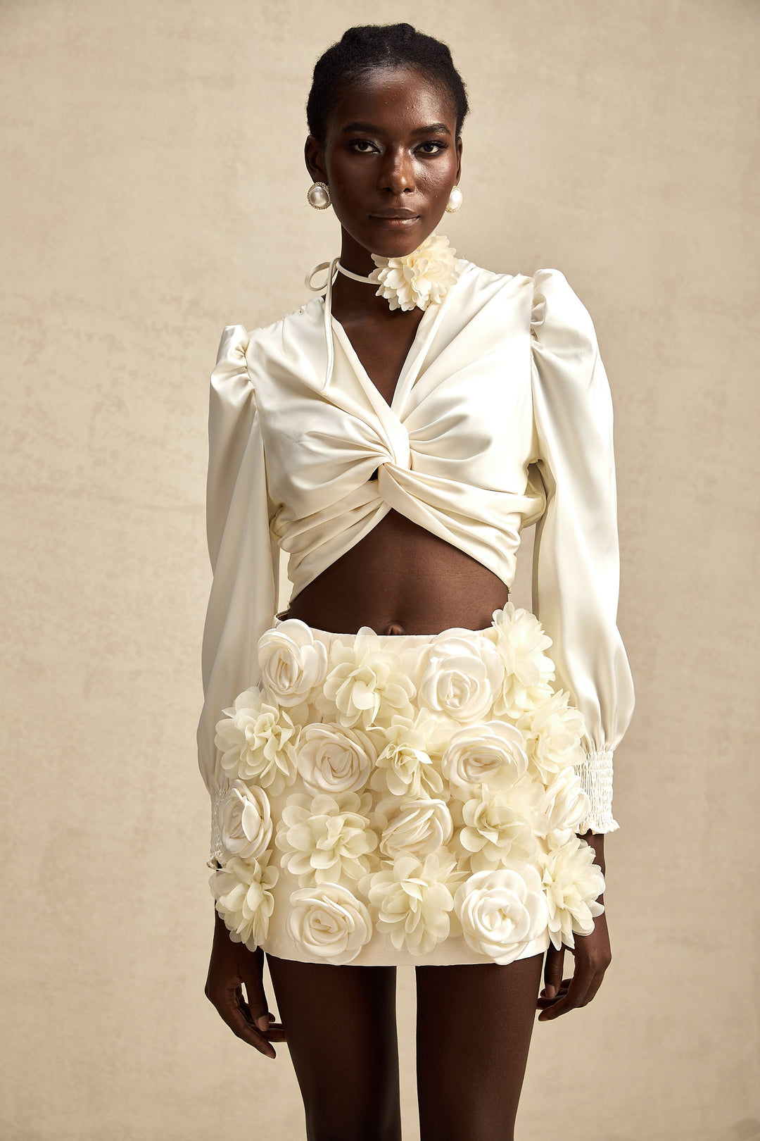 Levoire | Blanc Faux Fleurs Torsadé Crop Top